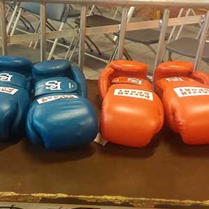 Bokshandschoenen voor wedstrijd in bokszaal Golden Gloves Gent